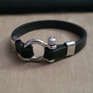 Black synthetic leather shackle bracelet